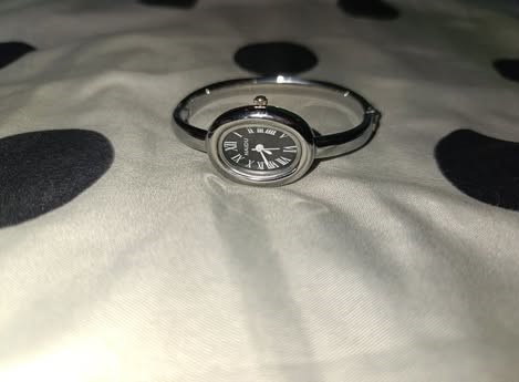 Elegant Silver Bangle Women’s Watch – Roman Numeral Dial, Classic Desig