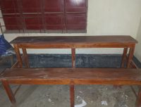 কাঠের স্কুল বেঞ্চ নতুনের মতো