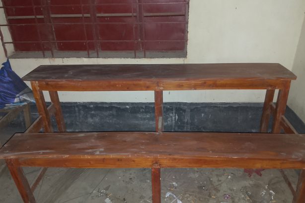 কাঠের স্কুল বেঞ্চ নতুনের মতো