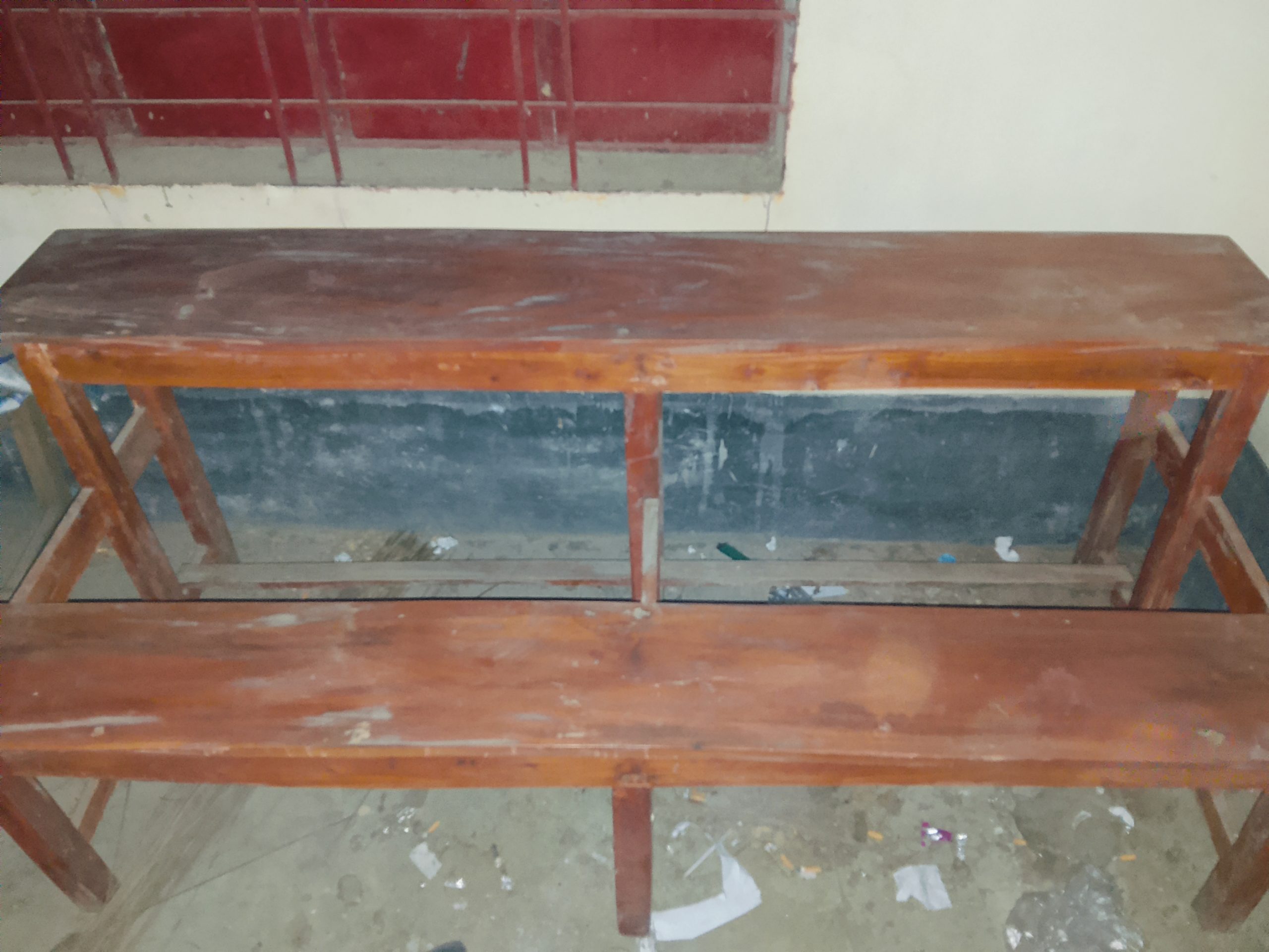 কাঠের স্কুল বেঞ্চ নতুনের মতো