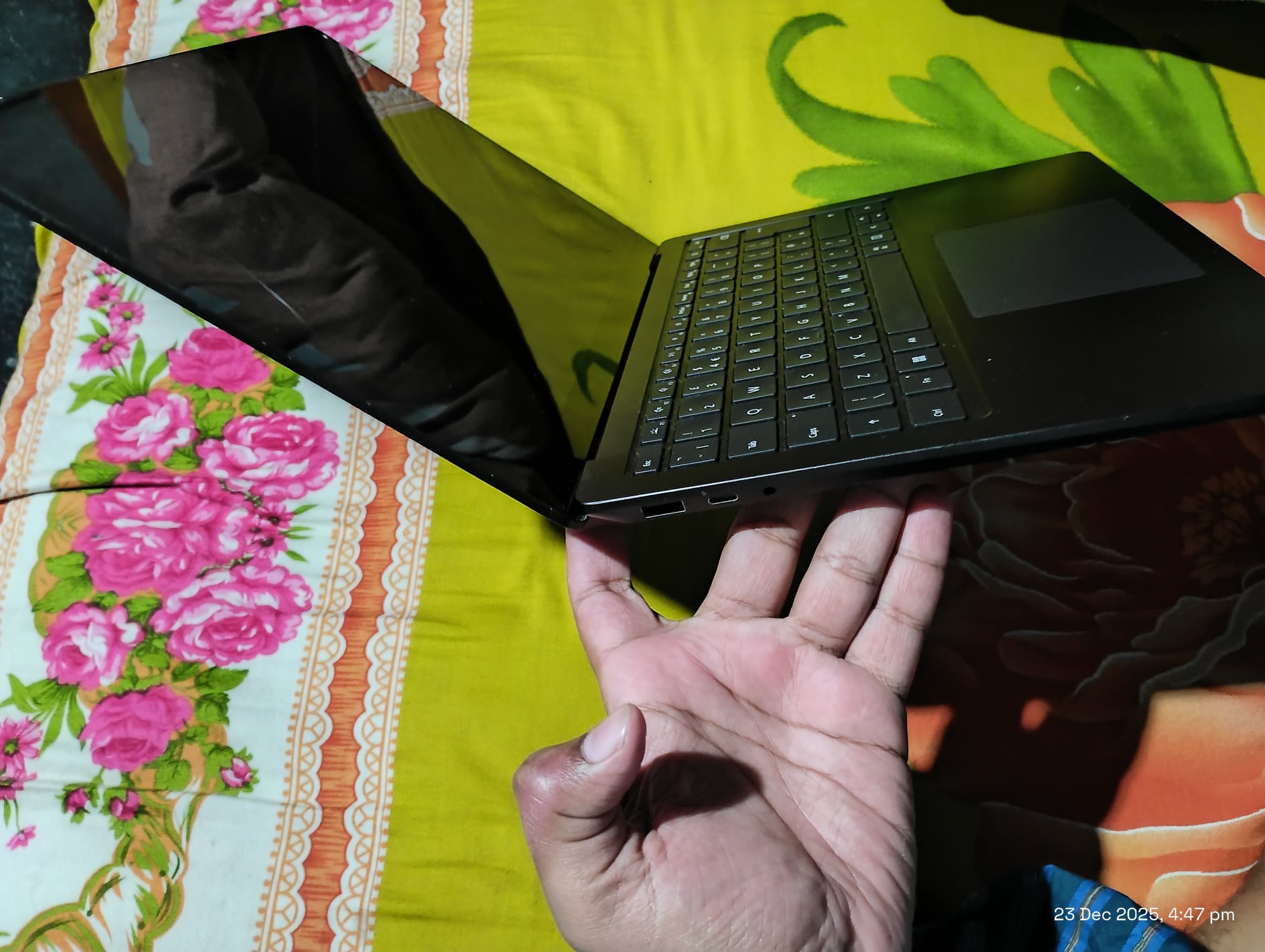 Microsoft Surface Laptop 4 – Display ON, Touch OK (Cracked)